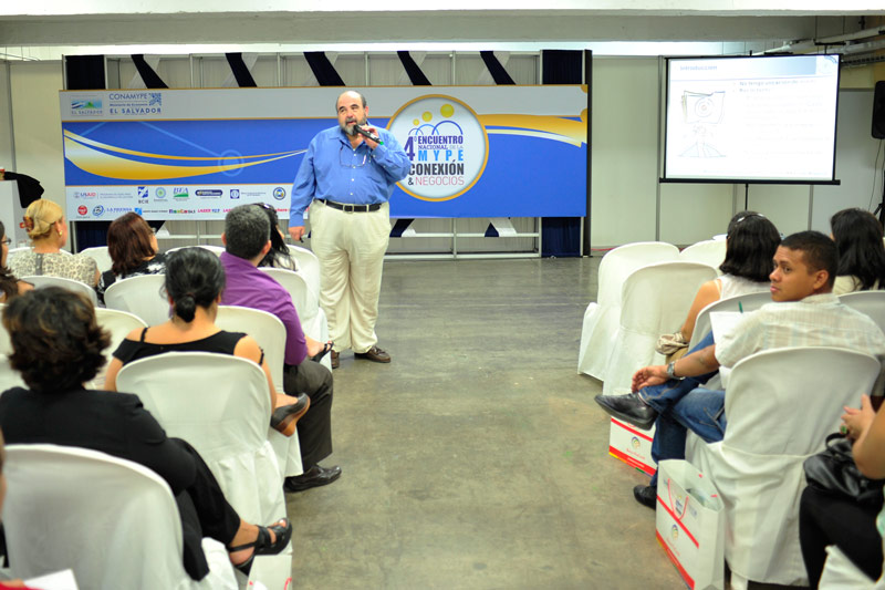 Asesor impartiendo taller de capacitación